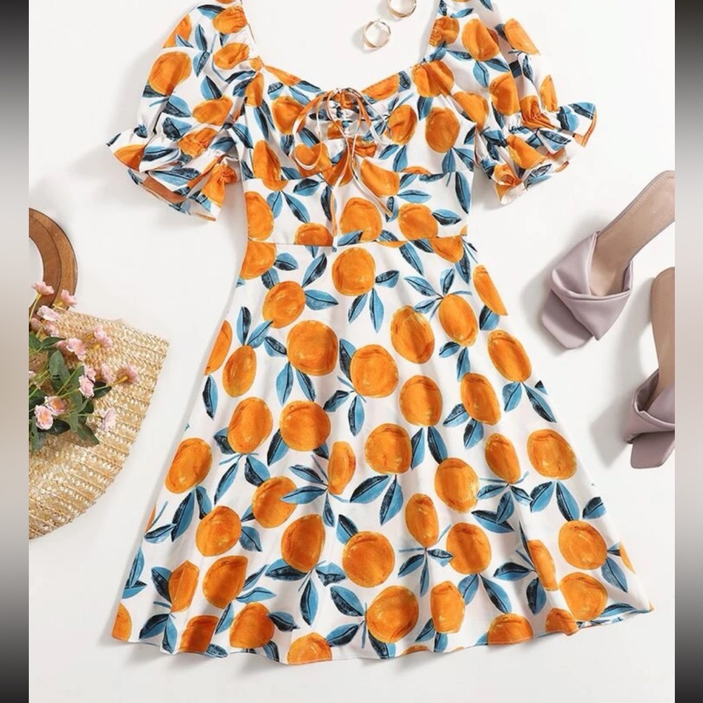 Sweetheart neck and puffed sleeved summer dress.